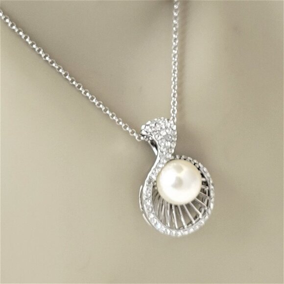 Pearl Pendant Fashion Necklace - Picture 3 of 16